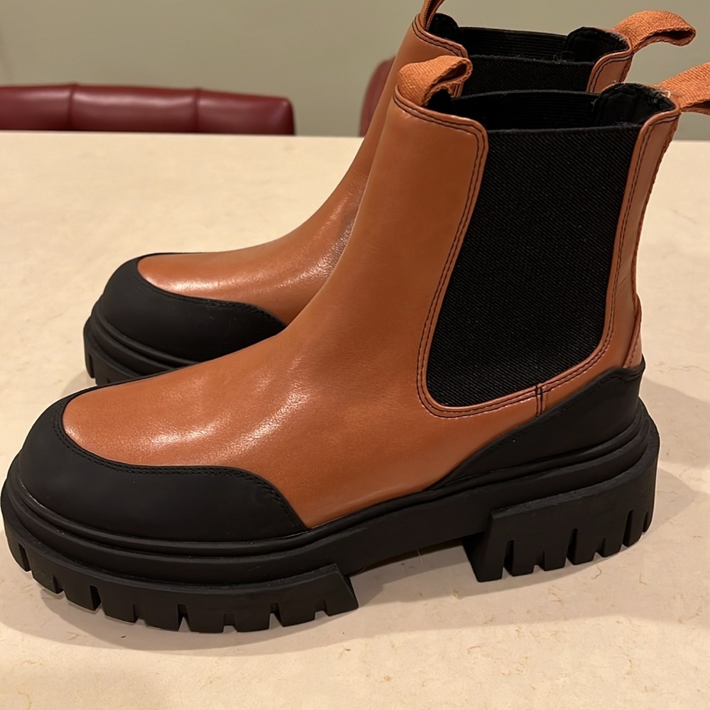 Steve Madden Tan/Blk  Nicki Chelsea Boots